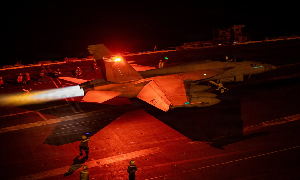 Tiêm kích F/A-18E chuẩn bị cất cánh từ tàu sân bay USS George Washington tại Trung Đông trong ảnh công bố ngày 26/9. Ảnh: CENTCOM