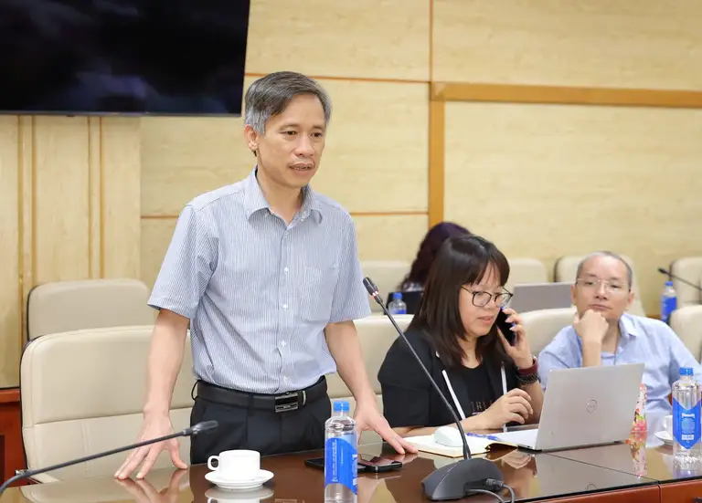 PGS.TS Nguyễn Mạnh Khánh - Phó Giám đốc Bệnh viện Hữu nghị Việt Đức báo cáo tại cuộc họp.
