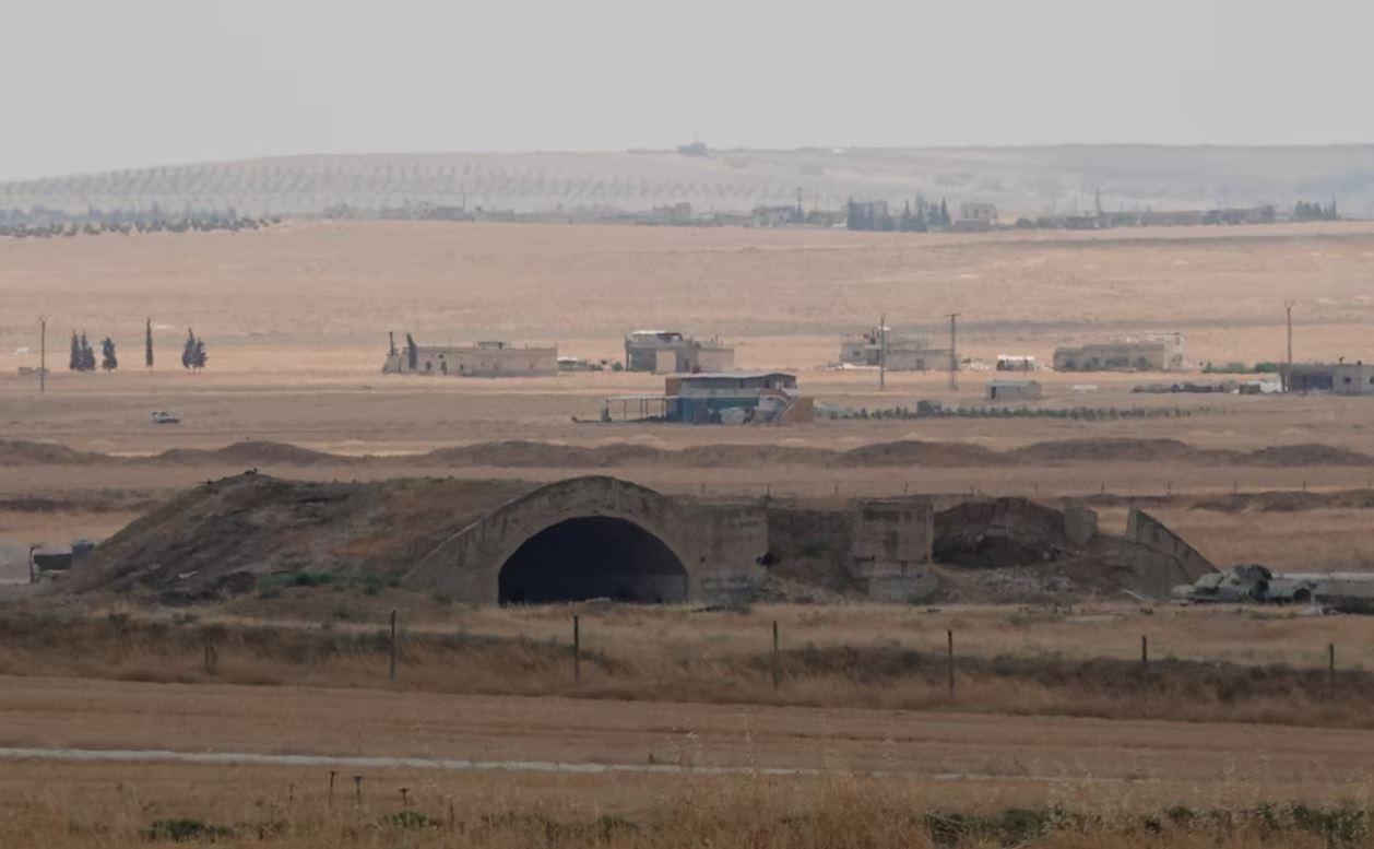 Căn cứ không quân Abu al-Duhur ở Syria sau các cuộc không kích vào ngày 18-8-2026 - Ảnh: REUTERS