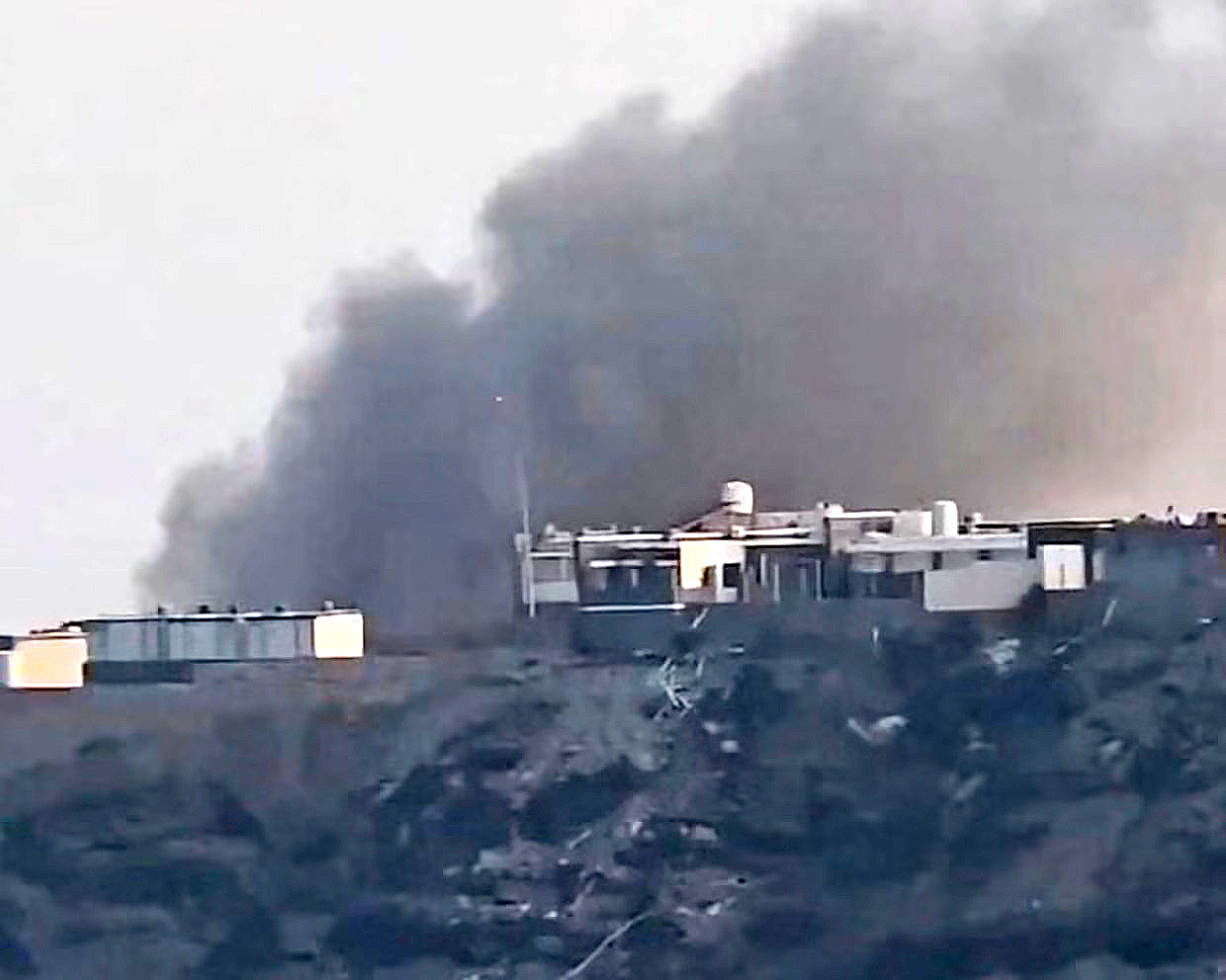 Khói bốc lên từ cung điện tổng thống sau cuộc tấn công của lực lượng Houthi - Ảnh: REUTERS