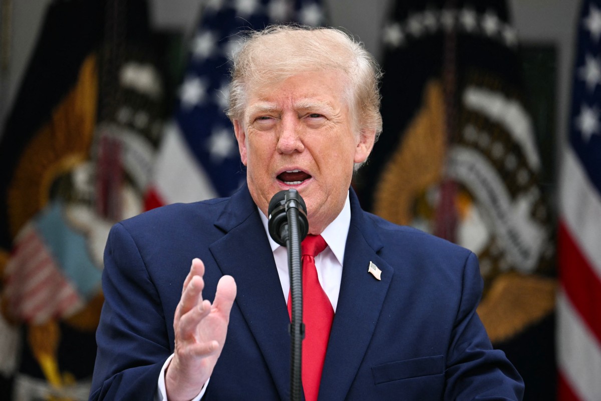 Tổng thống Mỹ Donald Trump phát biểu tại Vườn Hồng của Nhà Trắng ngày 15-10-2026 - Ảnh: AFP