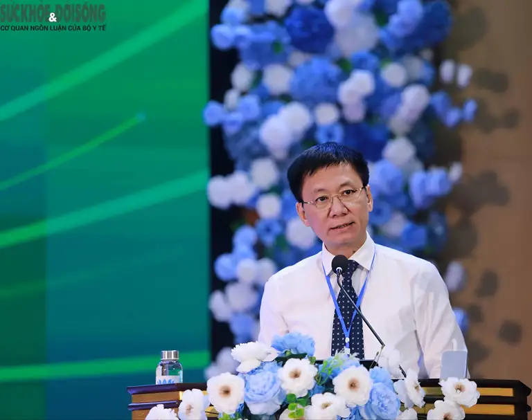 BS.CKII Trịnh Xuân Nam, Giám đốc Bệnh viện Đa khoa TP Vinh, nhấn mạnh nghiên cứu khoa học, đổi mới sáng tạo và ứng dụng tiến bộ kỹ thuật góp phần nâng cao chất lượng điều trị, bảo đảm an toàn người bệnh. ẢNH: V. Đồng