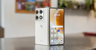Cận cảnh Motorola Razr Fold: Kẻ đến sau nhưng không hề tỏ ra dè dặt