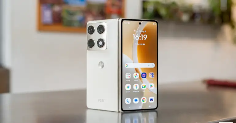 Cận cảnh Motorola Razr Fold: Kẻ đến sau nhưng không hề tỏ ra dè dặt