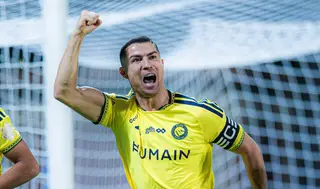 Ronaldo ăn mừng bàn thắng thứ 982 gây tranh cãi - Ảnh: REUTERS