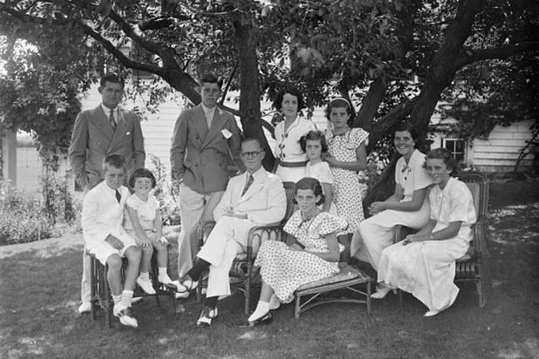 Rosemary Kennedy (thứ hai từ phải sang), trong ảnh chụp cùng bố mẹ và các anh chị em tại Hyannisport, Massachusetts, những năm 1930. Ảnh: History Extra