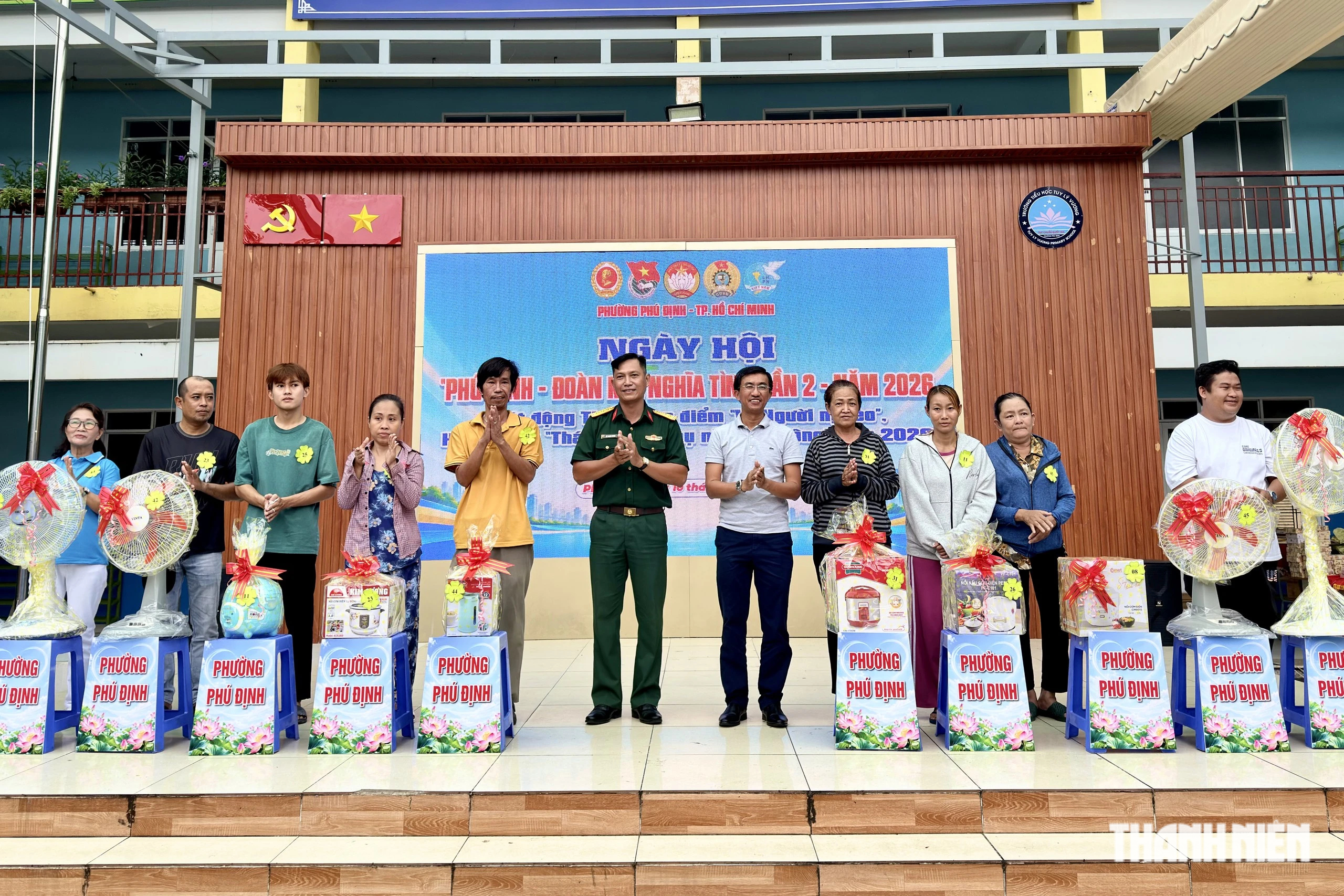 Phường Phú Định trao phương tiện sinh kế, hỗ trợ người dân có hoàn cảnh khó khăn ổn định cuộc sống