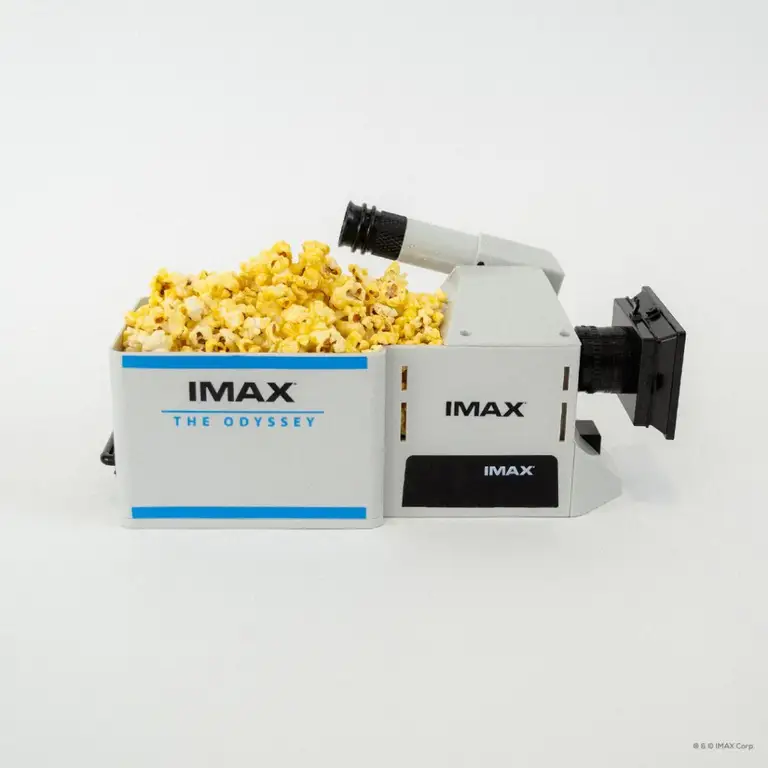 Phiên bản xô bắp rang The Odyssey đầu tiên được thiết kế theo hình máy quay IMAX 15/65, kích thước khoảng 35,6 × 15,9 × 13,5cm, dung tích 2,96 lít, bán với giá 50 USD - Ảnh: IMAX
