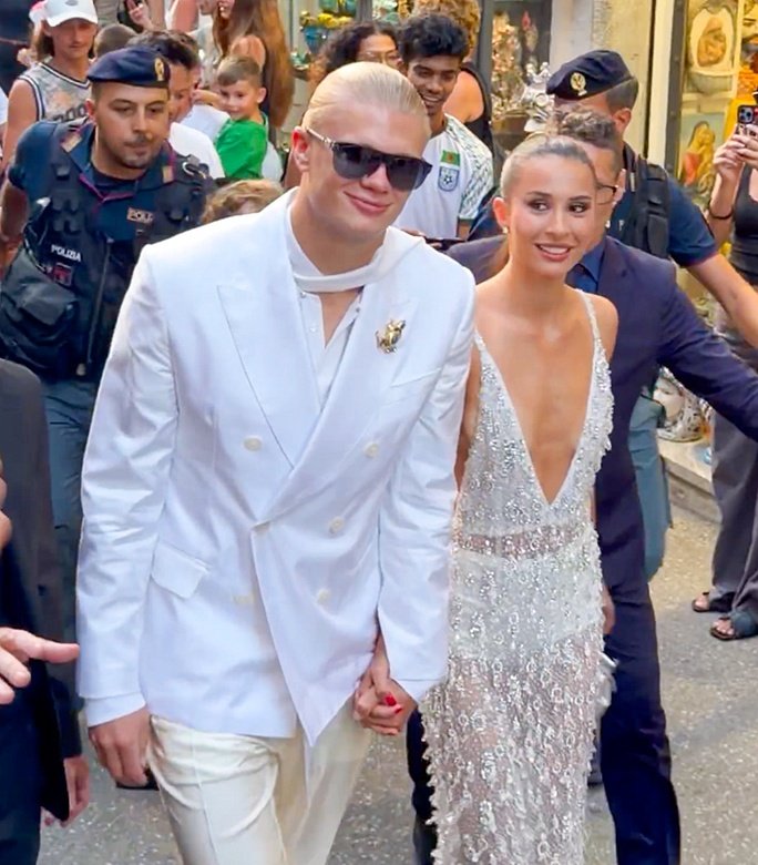 Cặp đôi nắm tay đến tham dự buổi trình diễn thời trang Dolce & Gabbana Alta Moda ở Sicily - Ảnh: British GQ