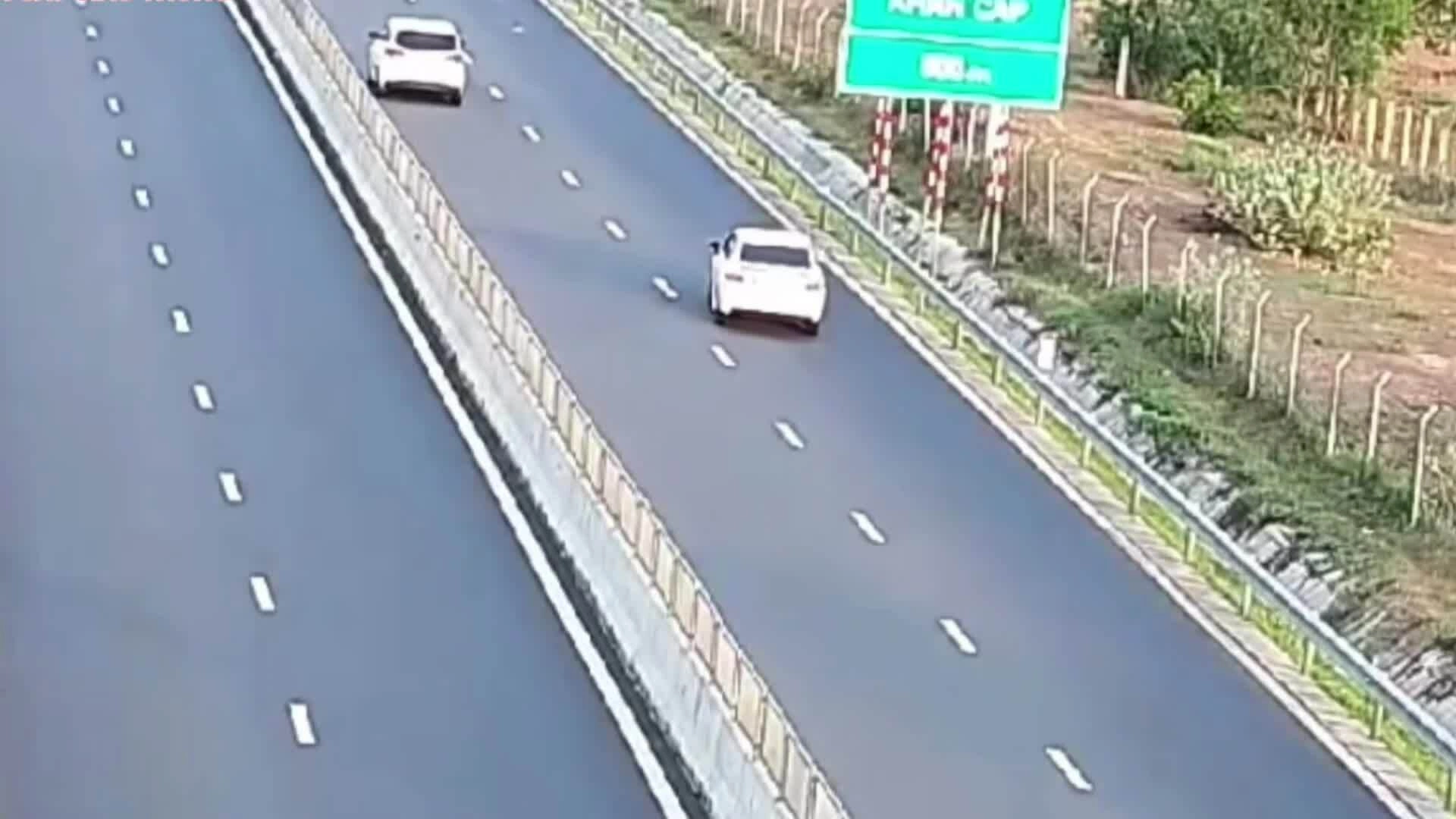 Ôtô chạy lùi trên cao tốc Vĩnh Hảo - Phan Thiết, ngày 2/8. Video: CSGT cung cấp