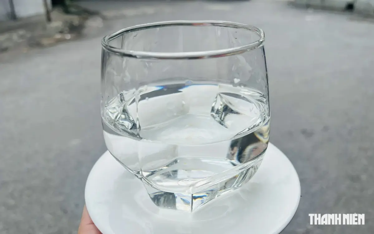 Nên uống đủ nước, không chờ khi cơ thể "cảnh báo" khát mới uống