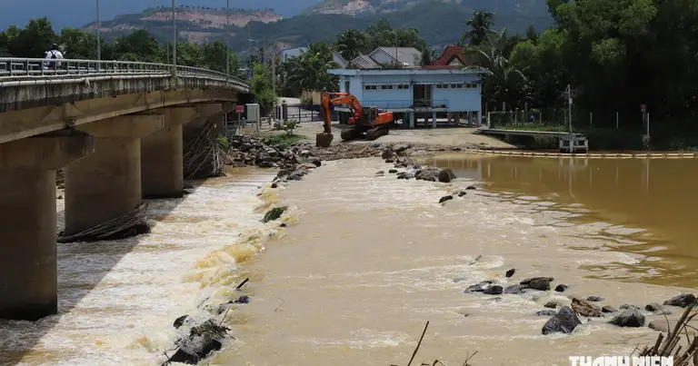 Đập ngăn mặn tạm trên sông Cái Nha Trang liệu tháo dỡ kịp mùa mưa lũ?