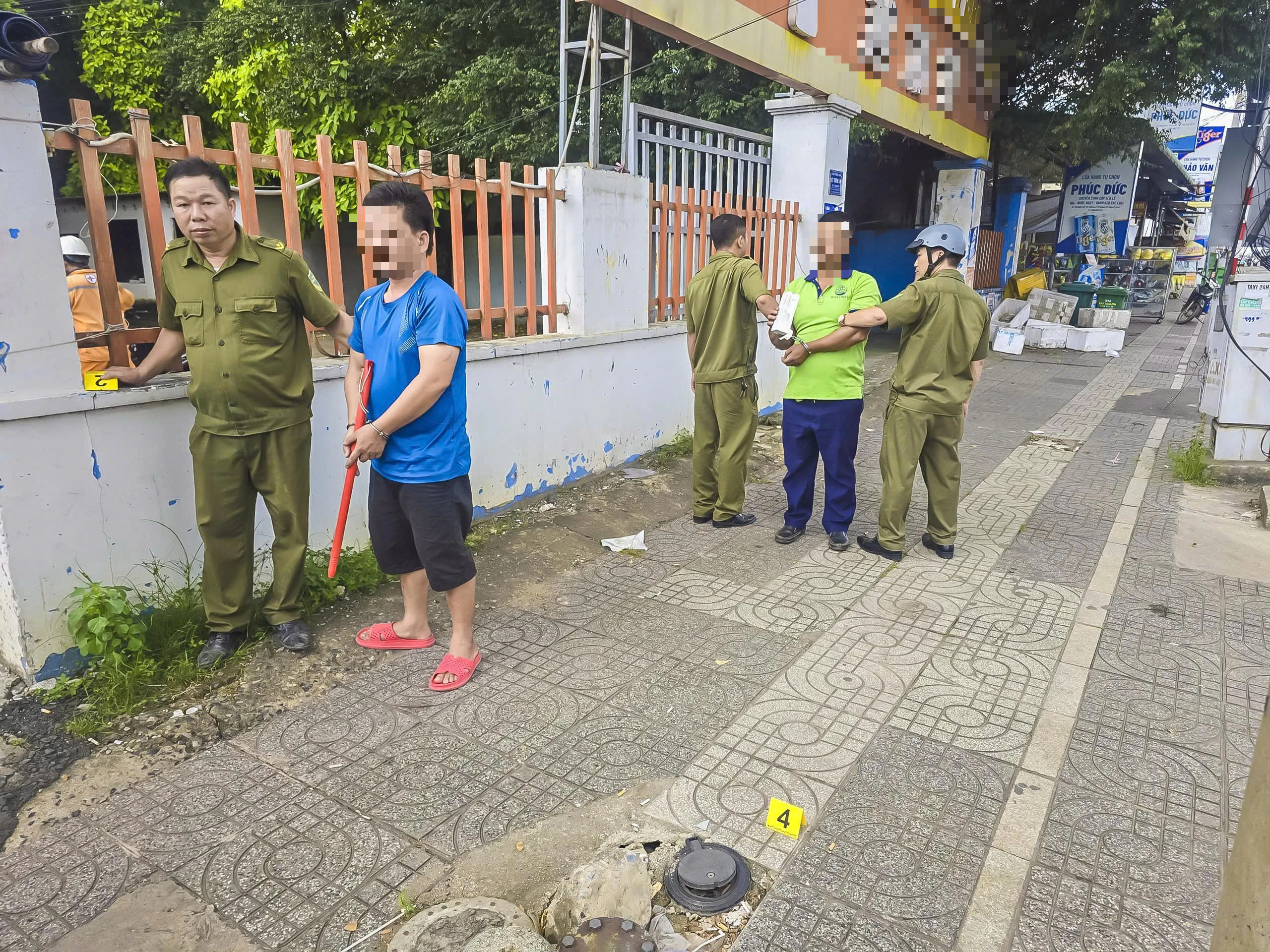 2 tài xế được đưa đến hiện trường