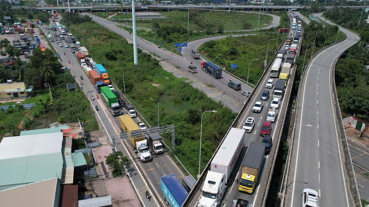 Cửa ngõ phía Đông TP HCM ùn tắc 5 km sau sự cố xe chở kính
