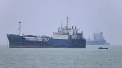 Iran tấn công siêu tàu dầu tại eo biển Hormuz