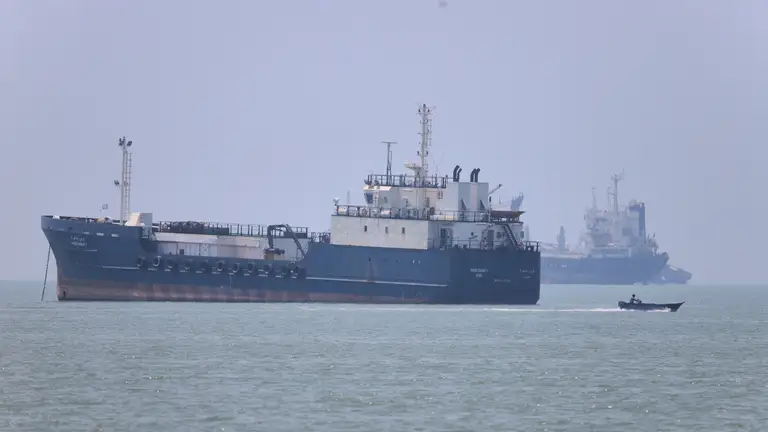 Iran tấn công siêu tàu dầu tại eo biển Hormuz