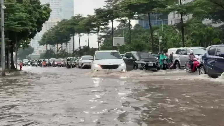 Phương tiện di chuyển trên đường Dương Đình Nghệ chiều 17/9. Video: Lộc Chung