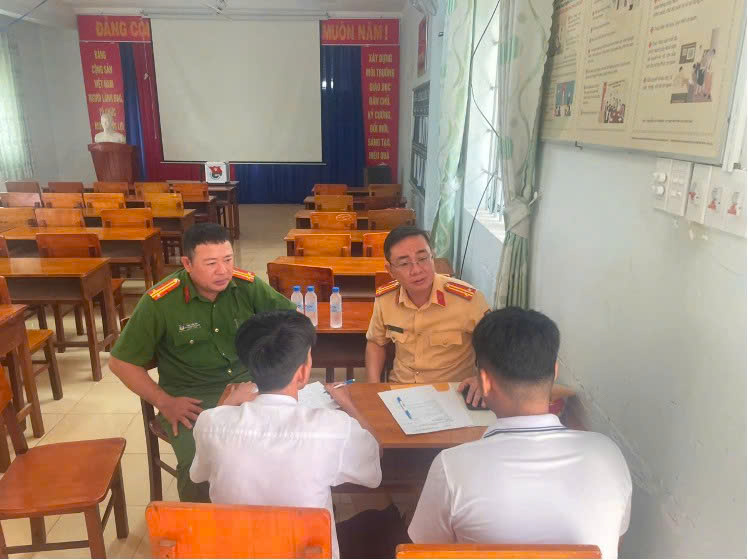 CSGT và Công an xã Hồ Tràm làm việc với em học sinh và người nhà
