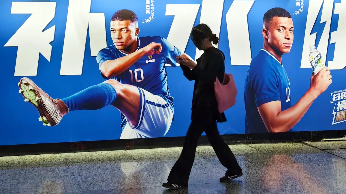 Hình ảnh Kylian Mbappe trên màn hình quảng cáo ở một lối đi bộ tại Thượng Hải, Trung Quốc ngày 30/6/2026. Ảnh: AP
