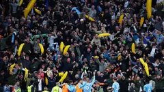 Vì sao CĐV Man City mang theo quả chuối bơm hơi đến Anfield?