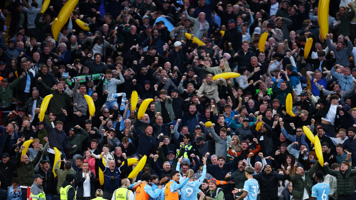 Vì sao CĐV Man City mang theo quả chuối bơm hơi đến Anfield?