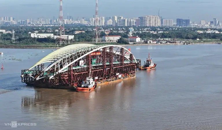 Khu vực sà lan đi qua có nhiều tàu bè, song được phân luồng để đảm bảo an toàn. Ảnh: Minh Hoàng