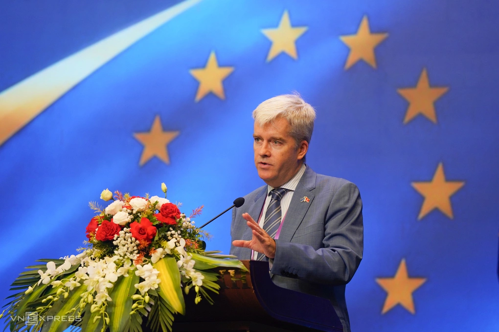 Ông Gonzalo Serrano, Phó trưởng ban hợp tác thuộc Phái đoàn EU tại Việt Nam, phát biểu tại Diễn đàn hợp tác khoa học và công nghệ Việt Nam - EU, trong khuôn khổ Tuần lễ Số Quốc tế 2026, ngày 29/10. Ảnh: Lưu Quý