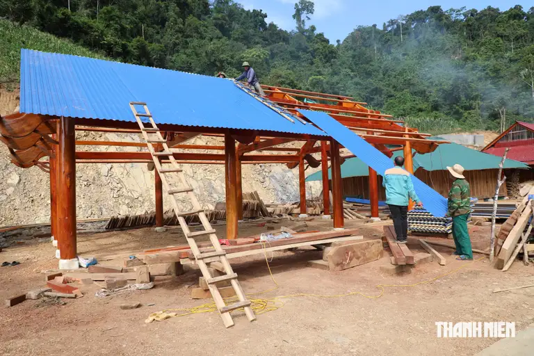 Nhóm thợ đang dựng nhà ở khu tái định cư Phá Mựt