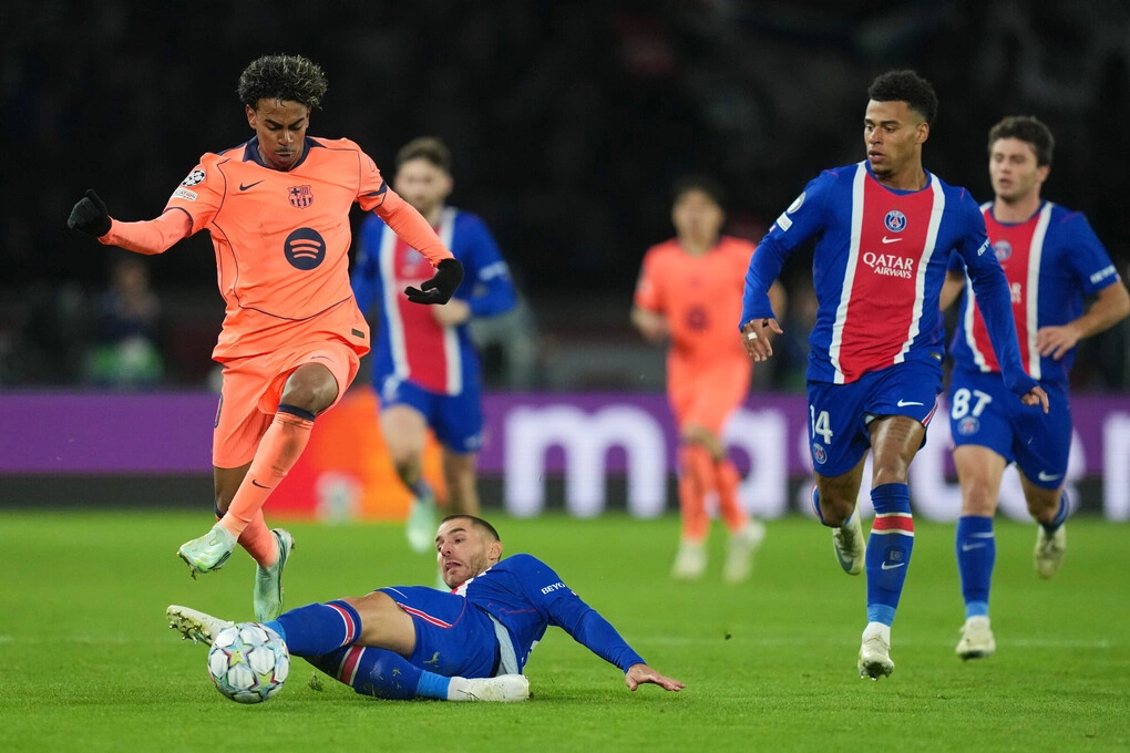 Lamine Yamal (trái) bị Lucas Hernandez truy cản trong trận Barca thua PSG ở vòng phân hạng Champions League tại Paris, Pháp, ngày 20/10/2026. Ảnh: AP