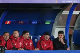 HLV Michael Carrick (phải) trên băng ghế chỉ đạo Man Utd trong trận thua chủ nhà Como 1-4 ở lượt ba vòng phân hạng Champions League trên sân Giuseppe Sinigaglia, Como, Italy ngày 21/10/2026. Ảnh: AP