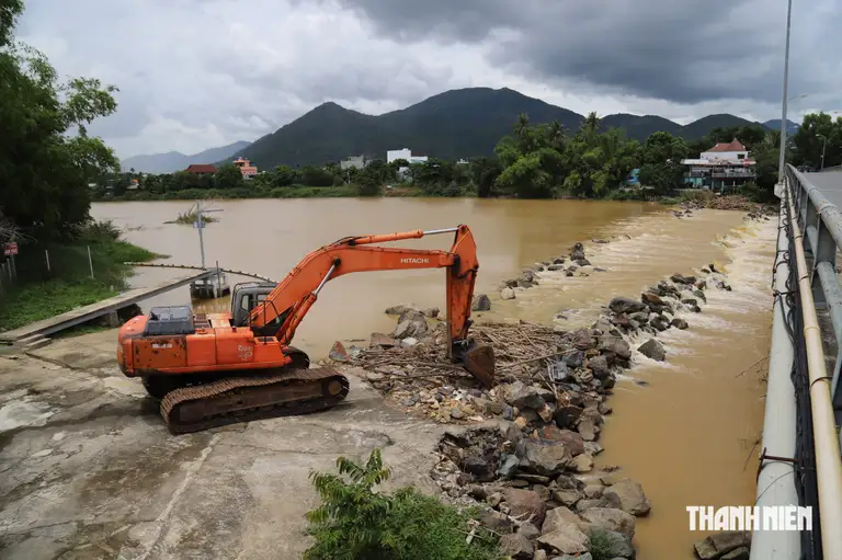 Đến chiều 20.9, việc tháo dỡ đập tạm Xuân Phong vẫn chưa hoàn thành, nước lớn khiến đơn vị thi công tạm dừng tháo dỡ