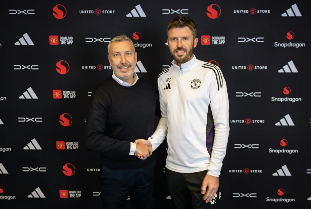 Jason Wilcox (trái) bắt tay Michael Carrick sau khi Carrick được bổ nhiệm làm HLV chính thức của Man Utd vào tháng 5/2026. Ảnh: Man Utd