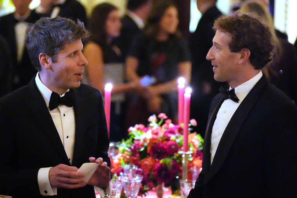 CEO OpenAI Sam Altman (trái) nói chuyện cùng CEO Meta Mark Zuckerberg tại tiệc chiêu đãi ông Tập ở Nhà Trắng ngày 24/9. Ảnh: AP
