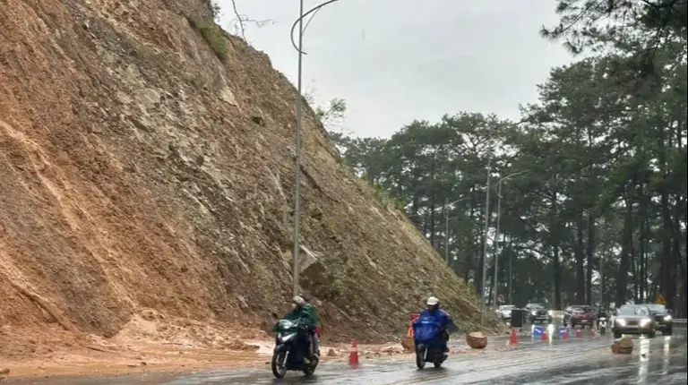 Đất đá sạt xuống đèo Prenn khiến việc lưu thông của các phương tiện gặp khó khăn