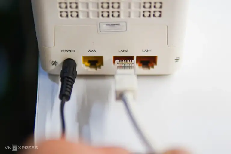 Cáp Ethernet cắm vào cổng LAN của modem/router Wi-Fi kết nối Internet. Ảnh: Lưu Quý