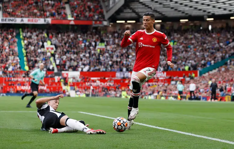 Cristiano Ronaldo (áo đỏ) đi bóng trong trận Man Utd gặp Newcastle ở Ngoại hạng Anh trên sân Old Trafford, Manchester, Anh ngày 11/9/2021. Ảnh: Reuters