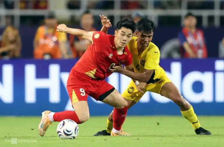 Nguyễn Đình Bắc che chắn bóng trong trận đội tuyển Việt Nam thắng Malaysia 2-0 ở lượt về bán kết ASEAN Cup 2026, tối 19/8 tại sân Mỹ Đình, Hà Nội. Ảnh: Đức Đồng