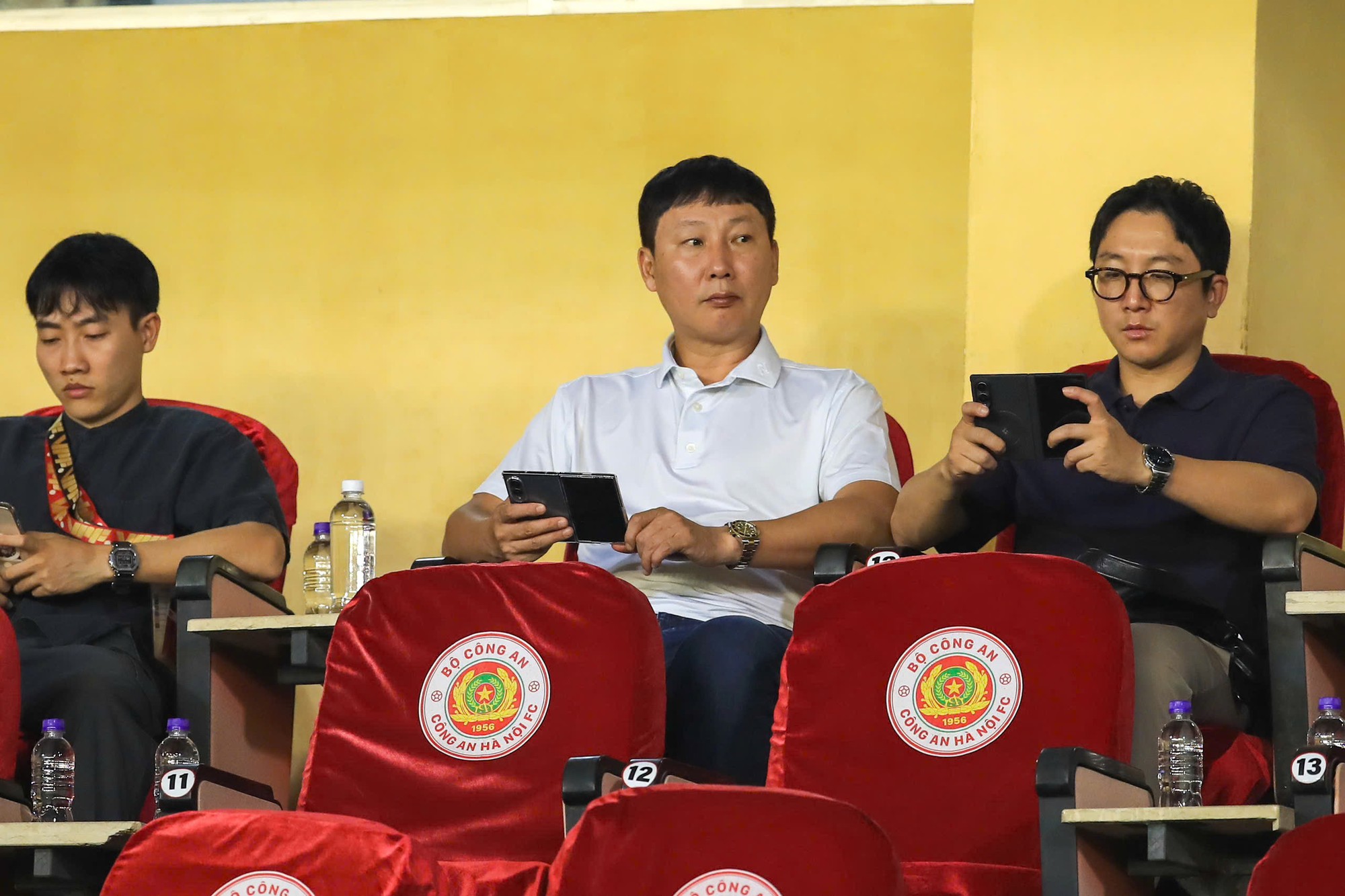 Ông Kim theo dõi trận đấu trên sân Hàng Đẫy ngày 13.10
