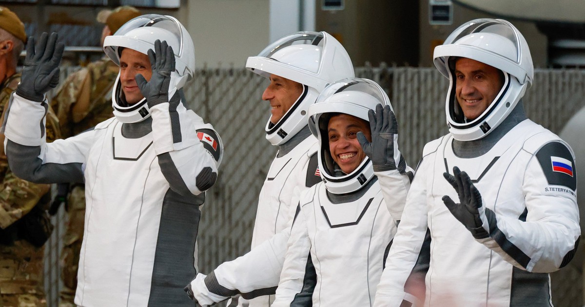 Crew-13 đến ISS nhanh kỷ lục, bất ngờ với 'Lucky 13' và chú rồng vàng đeo cỏ 4 lá