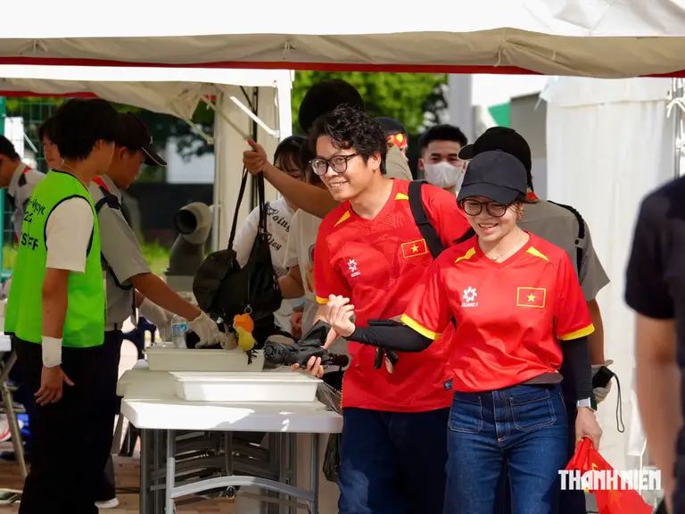 Sự háo hức hiện rõ trên khuôn mặt của các CĐV Việt Nam. Dù nhiều người phải lặn lội vài chục cây số để đến sân nhưng ai nấy đều rất vui vẻ