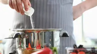 Bác sĩ chỉ cách giảm muối trong bữa ăn, bảo vệ tim và thận