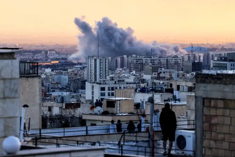 Cột khói bốc lên tại thủ đô Tehran, Iran, sau cuộc không kích của Mỹ và Israel hôm 3-3 - Ảnh: AFP