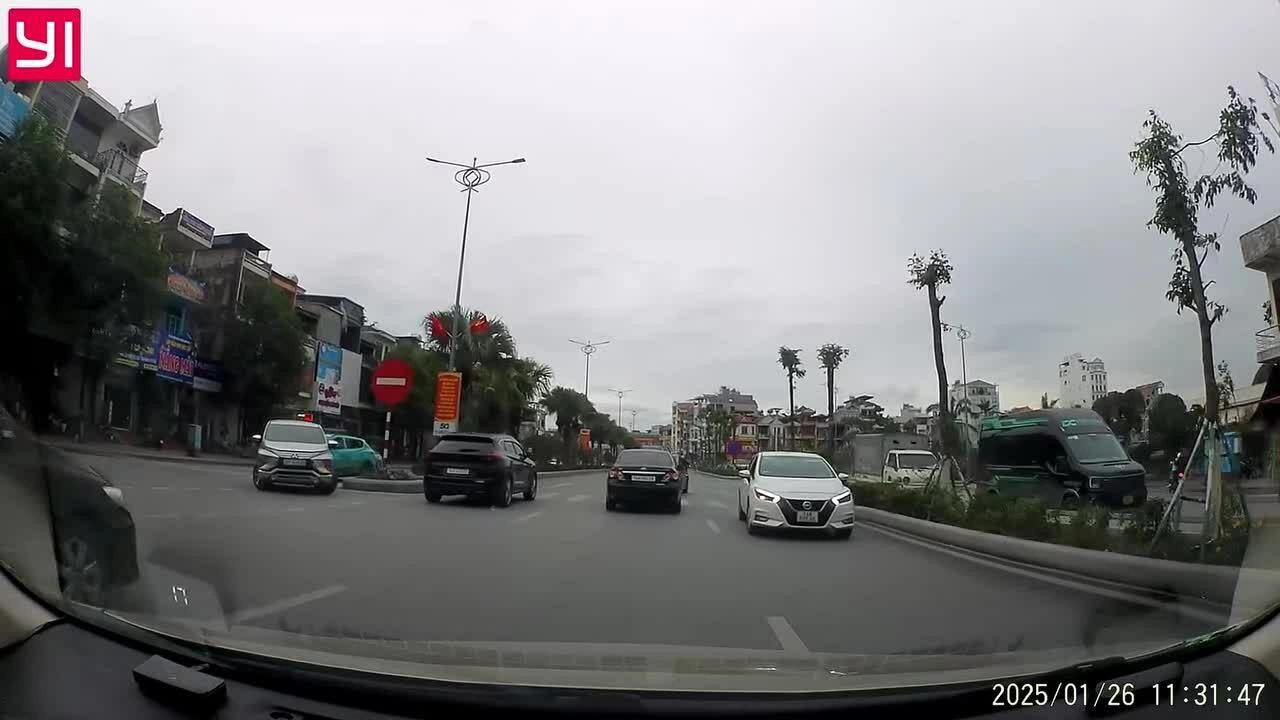 Tình huống đi ngược chiều khác, người phụ nữ lái xe đi ngược chiều để sang đường hôm 26/1/2025 tại đường Nguyễn Văn Cừ, Hạ Long. Video: Duy Hưng