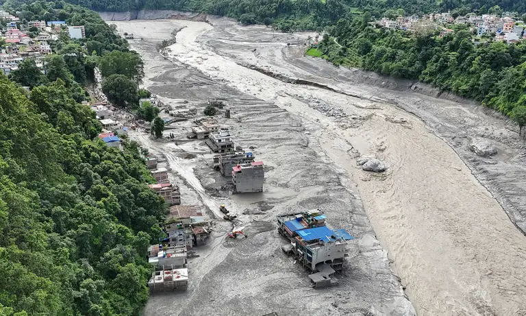 Nhà cửa ngập trong bùn đất tại huyện Nuwakot, Nepal sau trận lũ quét ngày 26/8. Ảnh: AFP