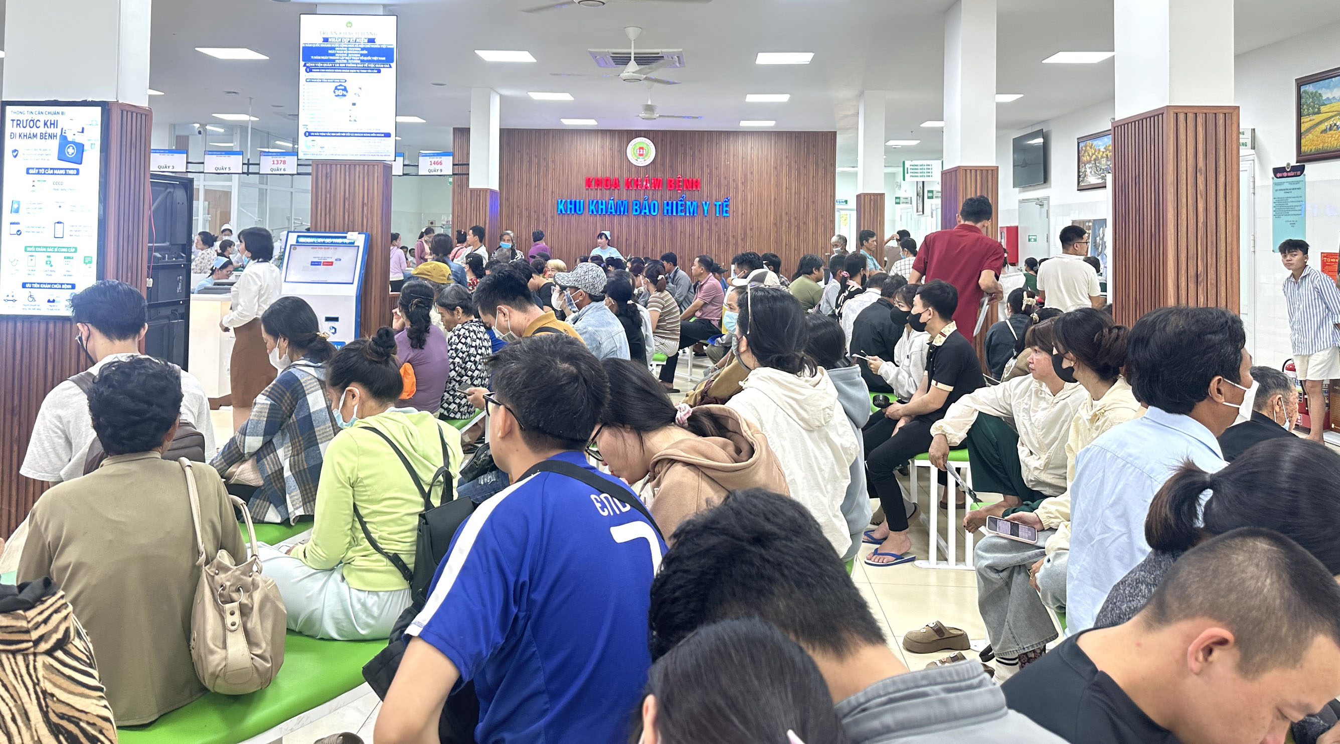 Mọi người đến với Bệnh viện Quân y 121
