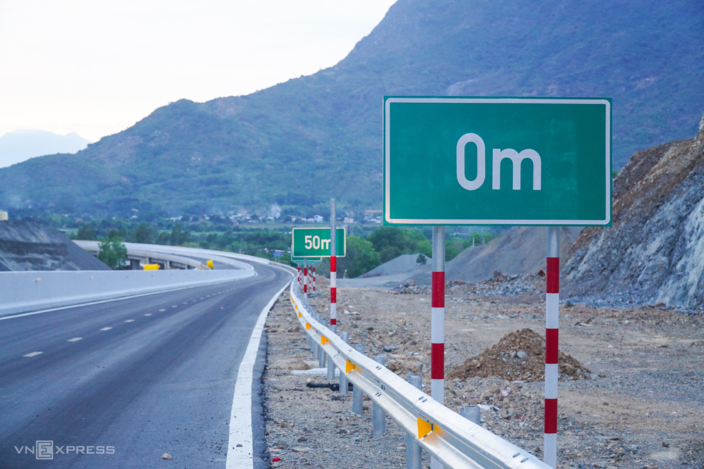 Biển báo nhận biết khoảng cách trên cao tốc Nha Trang - Cam Lâm. Ảnh: Bùi Toàn