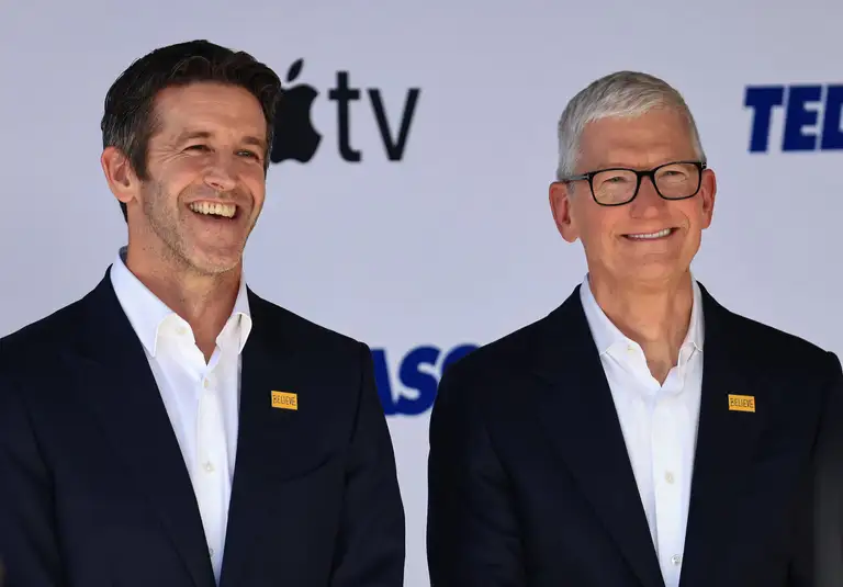 CEO Apple John Ternus (trái) và ông Tim Cook tại Los Angeles, Mỹ, ngày 27-7 - Ảnh: REUTERS
