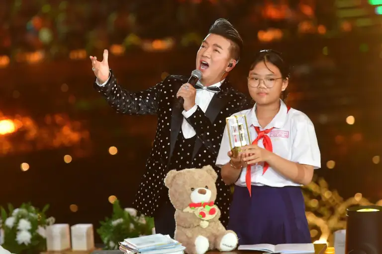 Ca sĩ Đàm Vĩnh Hưng hát Hãy cho con một mái nhà (Gin Tuấn Kiệt sáng tác) bên bé Ngọc Anh