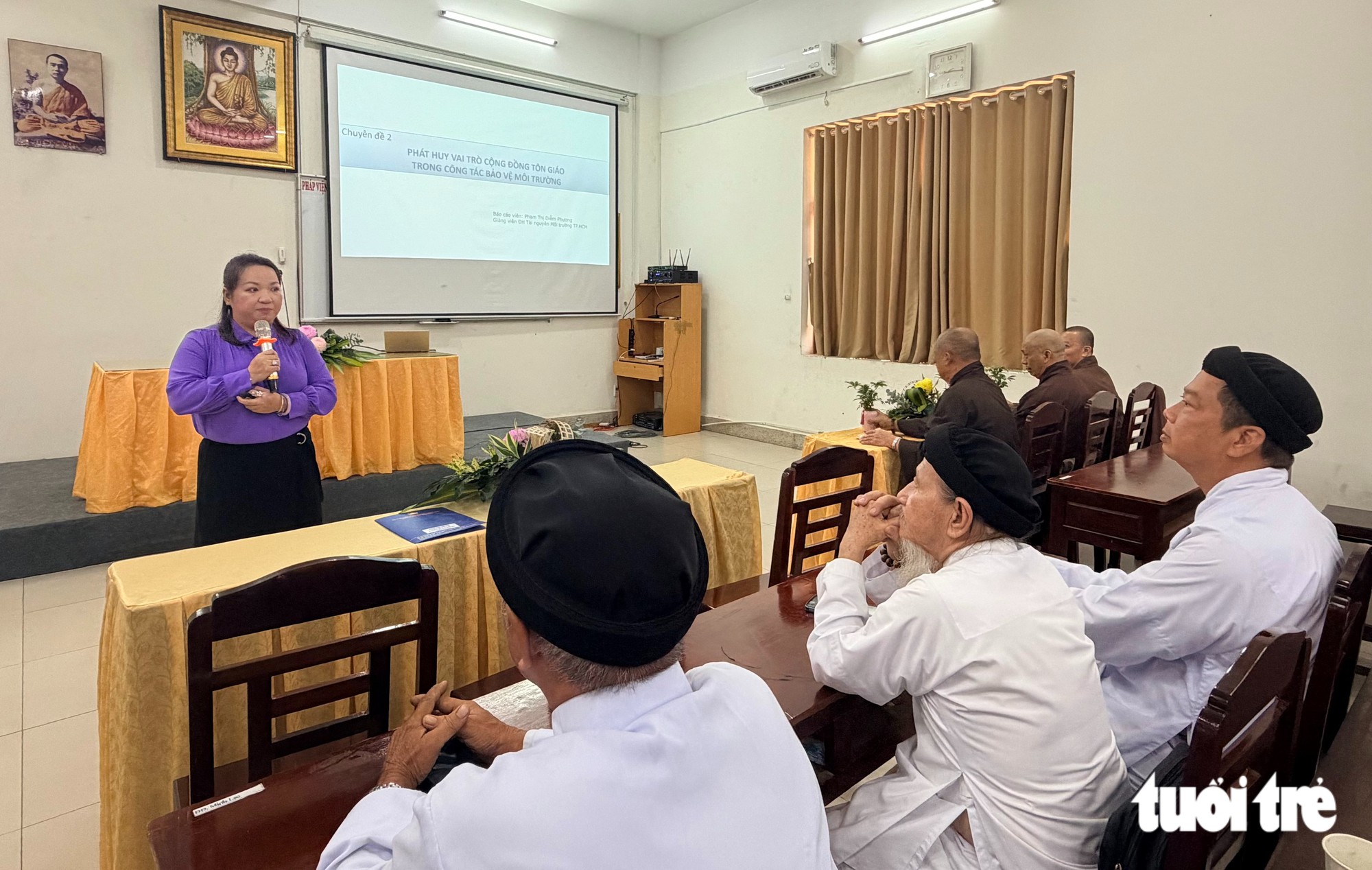 Giảng viên Phạm Thị Diễm Phương - Trường đại học Tài nguyên và Môi trường TP.HCM - chia sẻ tại buổi tập huấn - Ảnh: HOÀI PHƯƠNG
