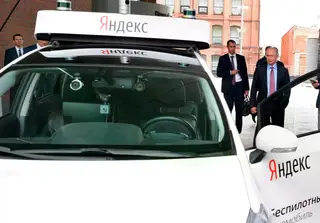 Tổng thống Nga Vladimir Putin xem mẫu xe tự lái trong chuyến thăm trụ sở Yandex ở Mátxcơva hồi năm 2017. (Ảnh: AP)